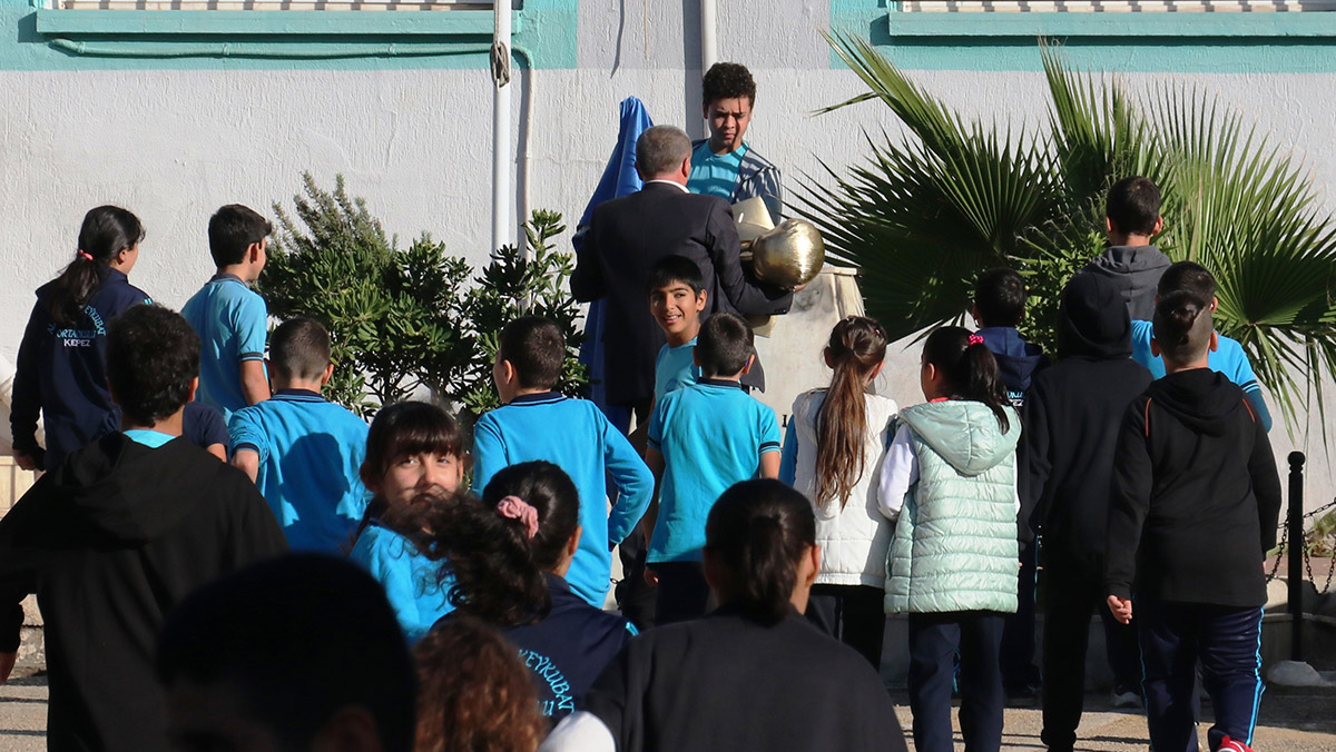 Okul bahçesindeki atatürk büstünü kırdılar