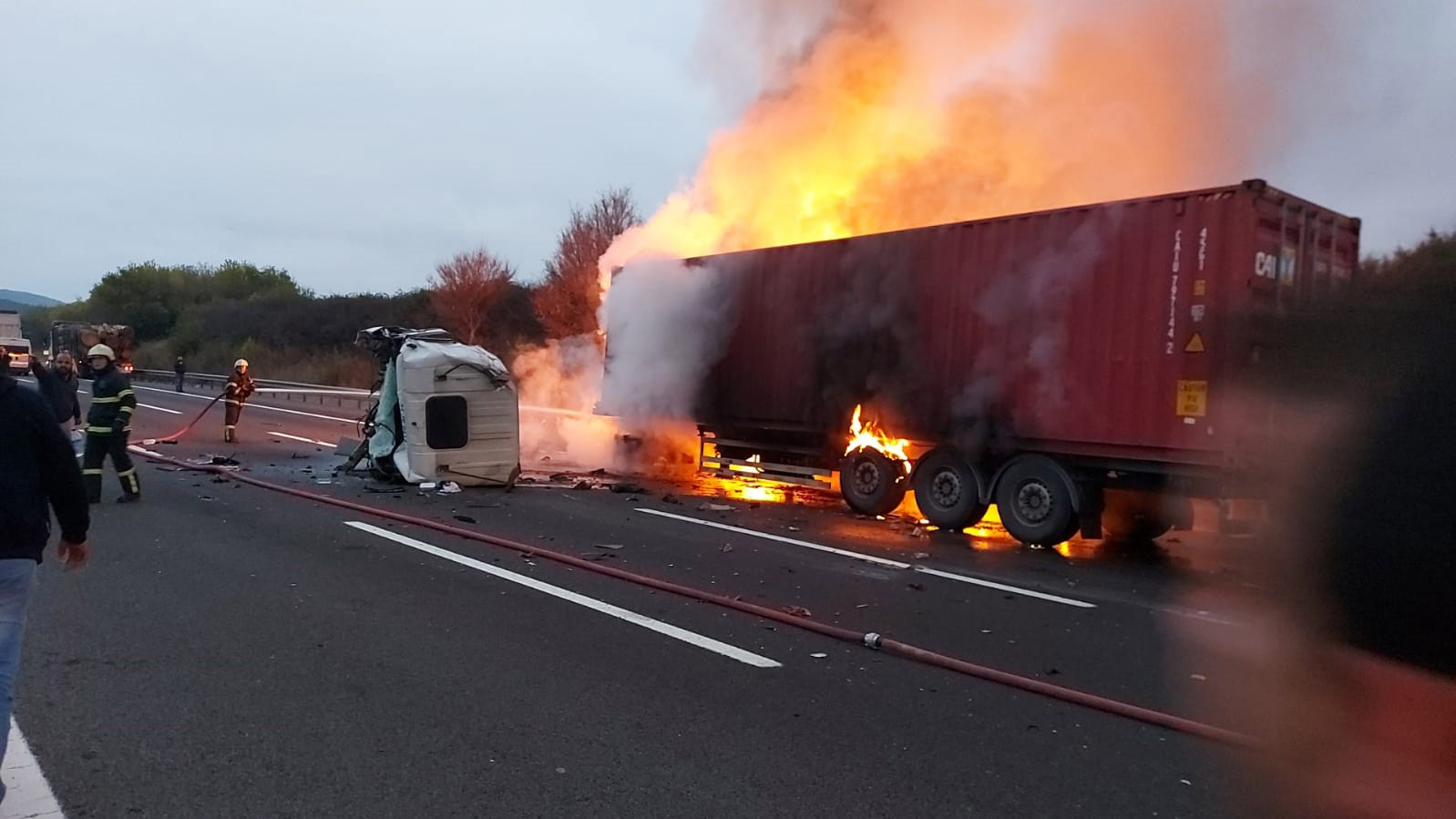 Önündeki TIR'a çarpan TIR, alev alev yandı