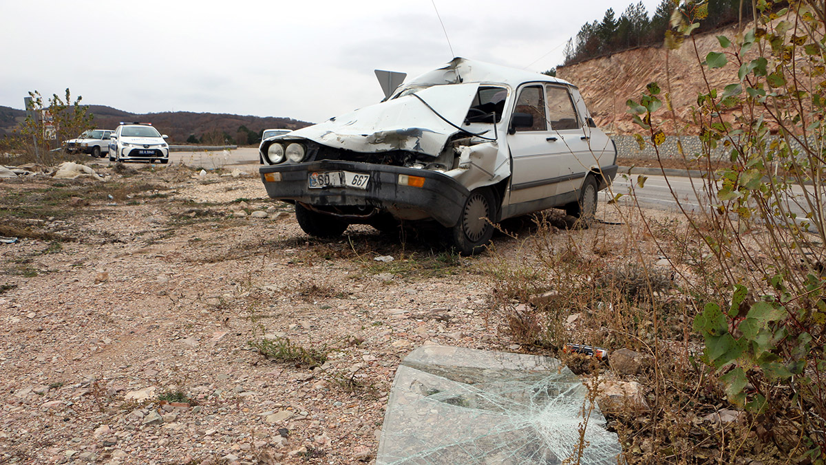 Otomobil ağaç yüklü traktöre çarptı
