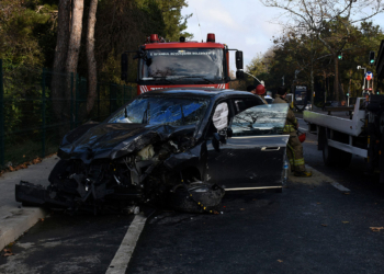 Otomobil ağacı devirip yola savruldu: 3 yaralı
