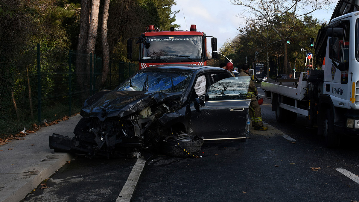 Otomobil ağacı devirip yola savruldu: 3 yaralı