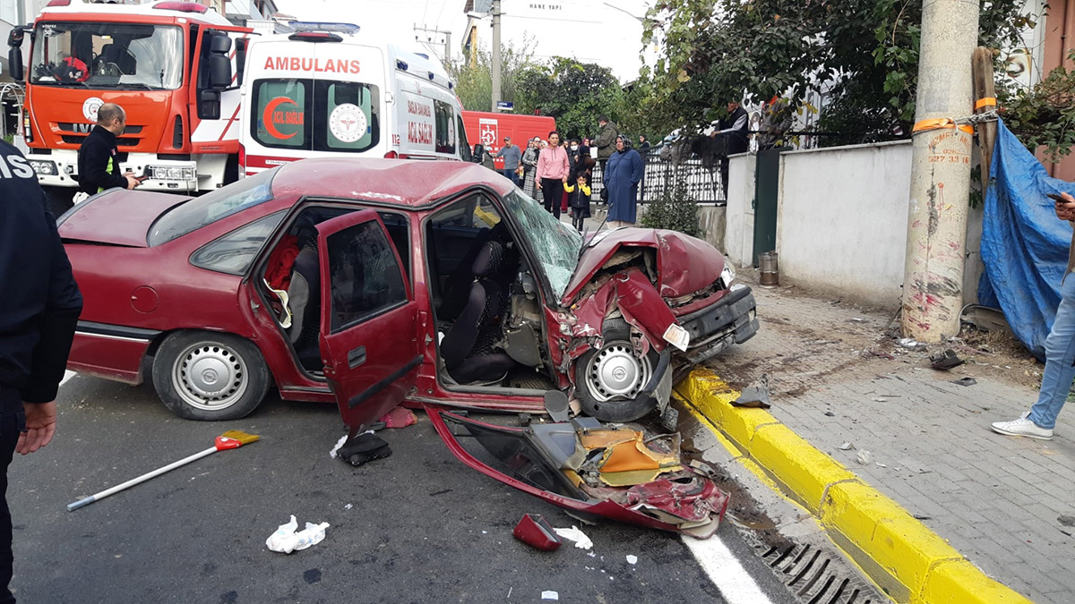 Otomobil beton direğe çarptı: 5 yaralı