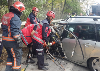 Otomobil halk otobüsü ile çarpıştı: 1 ölü, 5 yaralı