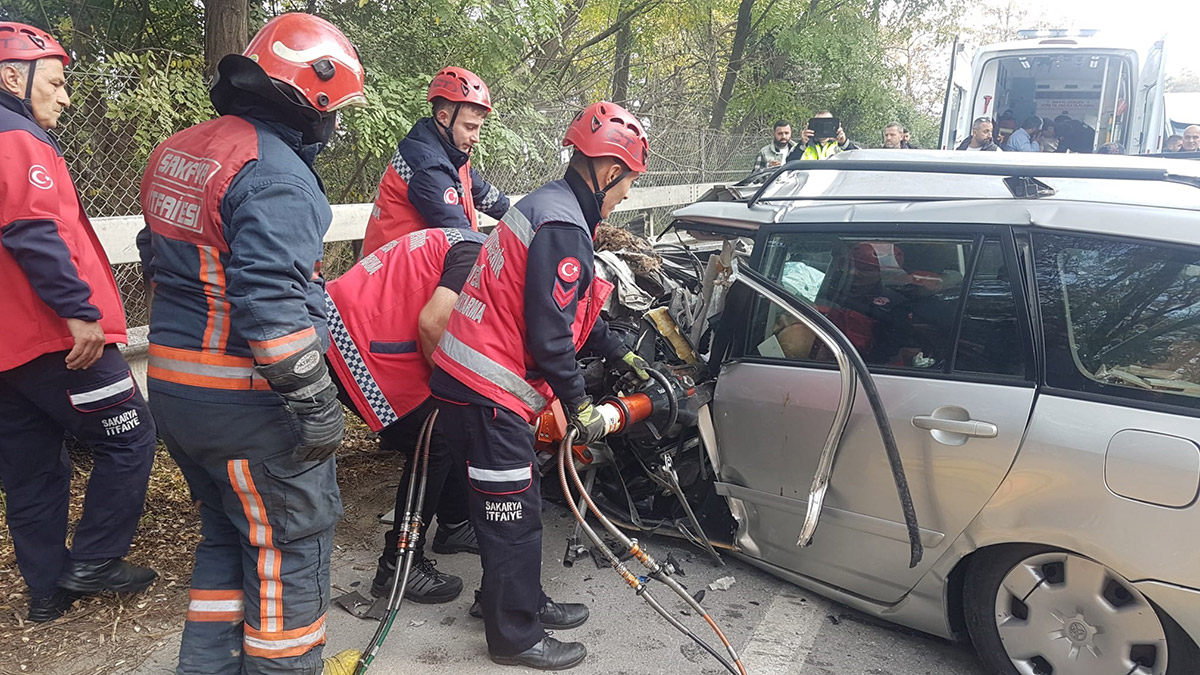 Otomobil halk otobüsü ile çarpıştı: 1 ölü, 5 yaralı