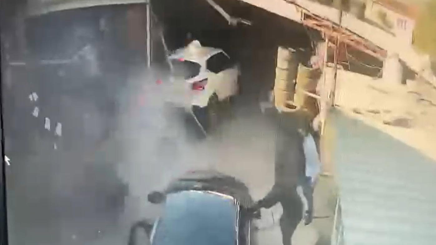 Otomobil oto lastik dükkanına daldı