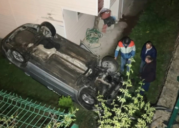 Otomobil site bahçesinde düştü; 2 yaralı