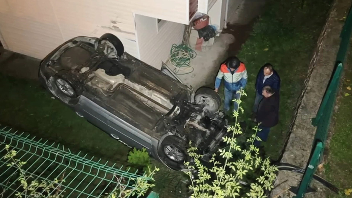 Otomobil site bahçesinde düştü; 2 yaralı