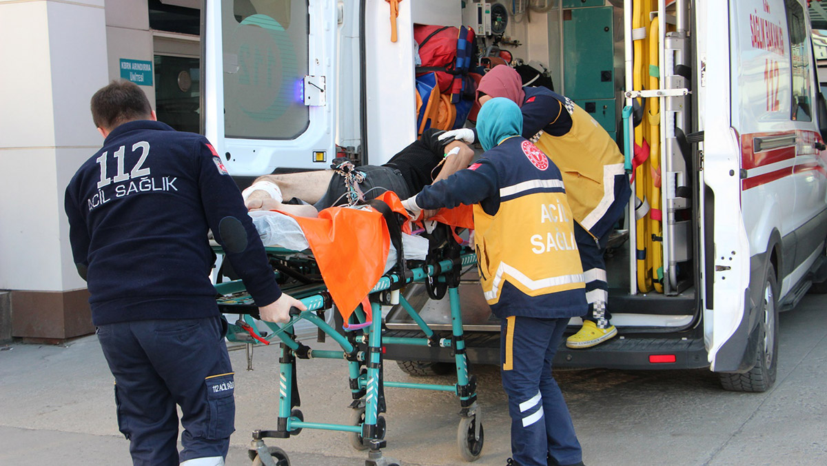 Otomobilden açılan ateşte bacağından vuruldu