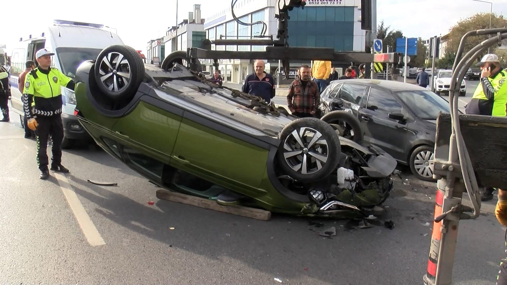 Otomobile arkadan çarpan otomobil, takla attı