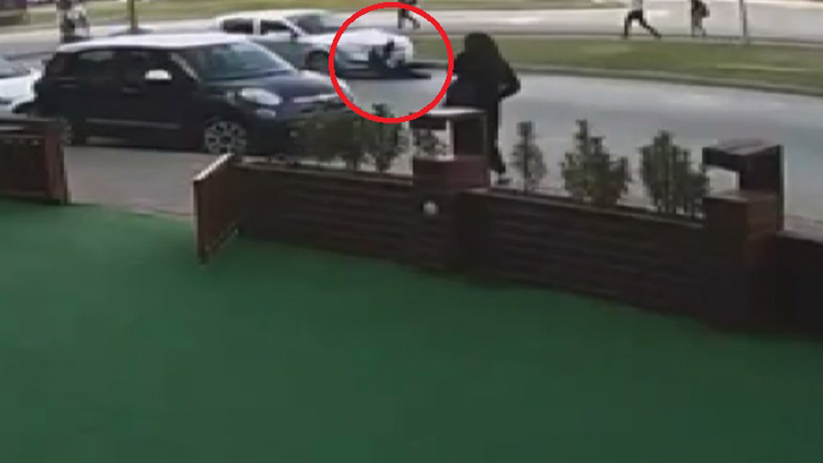 Otomobilin altında kalan Şeyma kurtarıldı