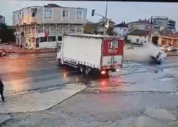 Otomobilin refüje çarpıp takla attığı kaza kamerada
