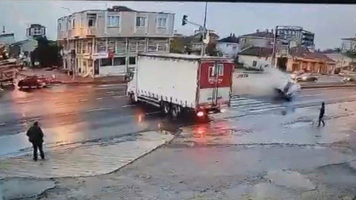 Otomobilin refüje çarpıp takla attığı kaza kamerada