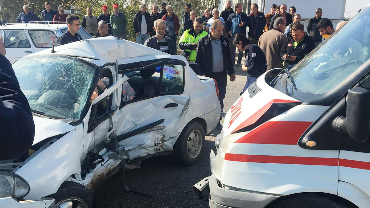 Otomobiline ambulans çarptı; 1 ölü