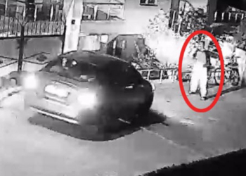 Otomobiliyle oğluna çarptı; kaza kamerada