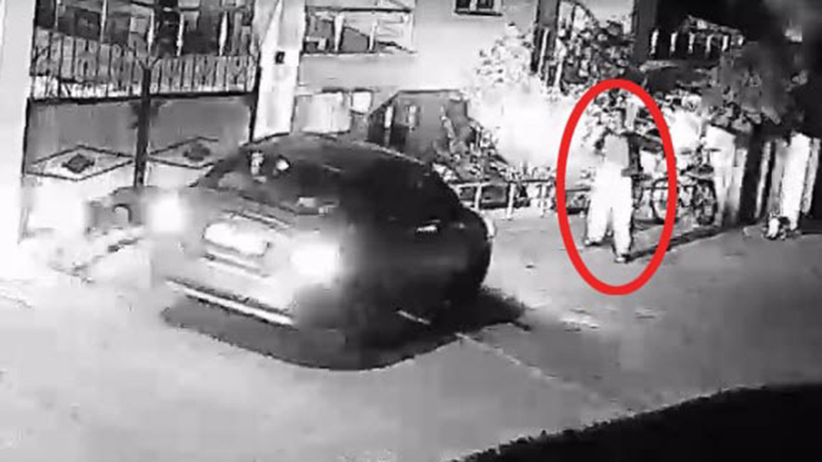 Otomobiliyle oğluna çarptı; kaza kamerada