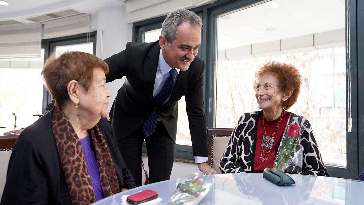 Özer, emekli öğretmenleri huzurevinde ziyaret etti
