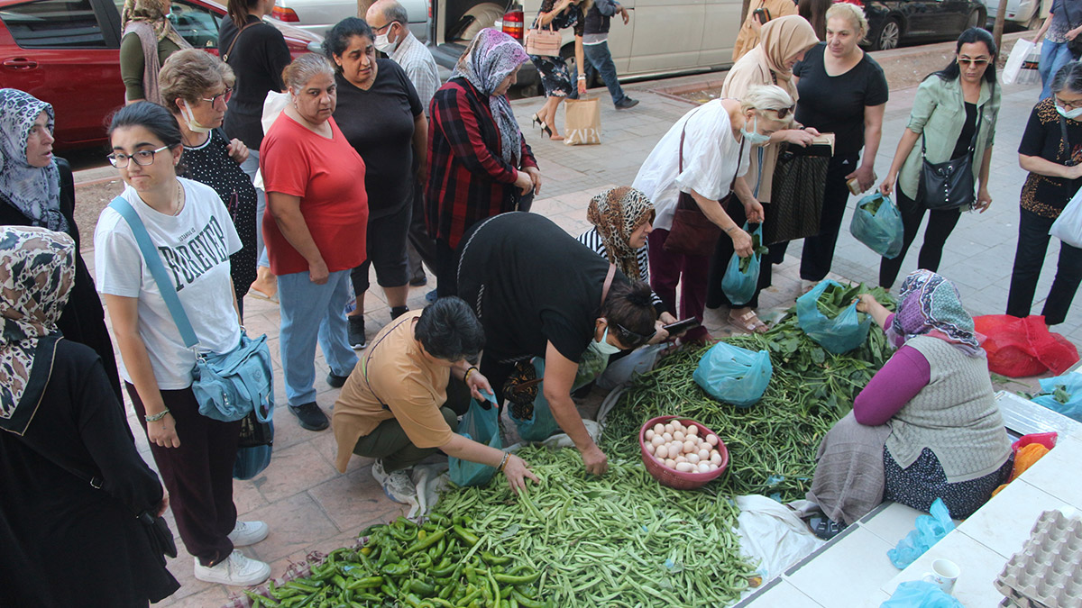Parası ve telefonu çalınan satıcıya destek oldular