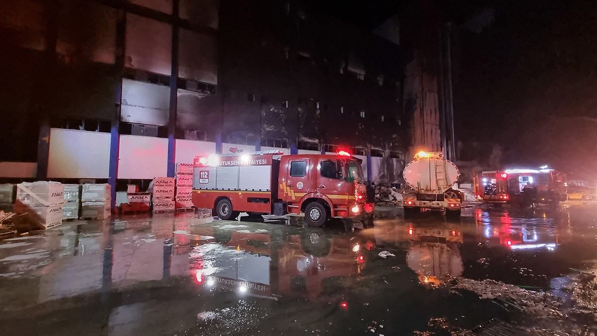 Plastik fabrikasının deposunda yangın