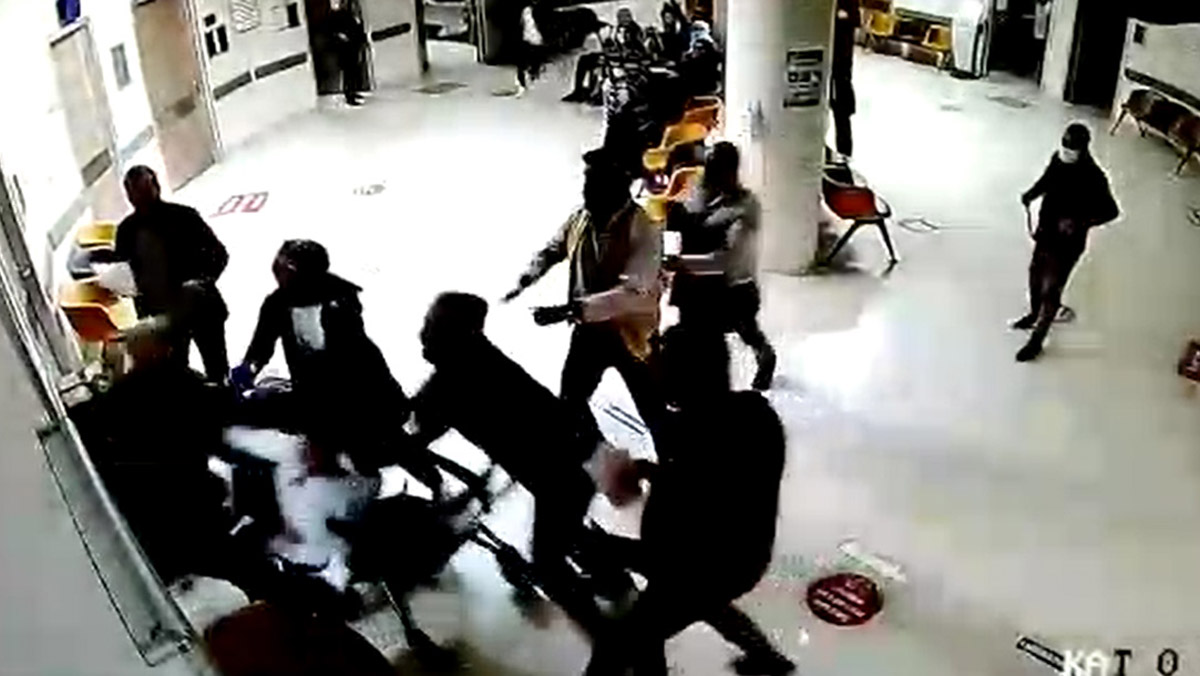 Randevusuz muayene etmeyen doktoru yumrukladı