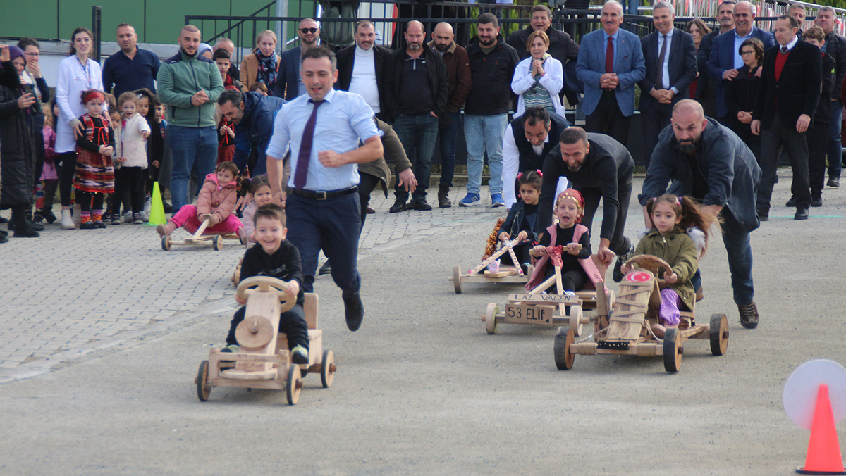 Rize’de baba ve çocukların tahta araba yarışı