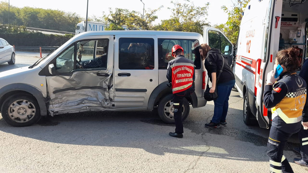 Sakarya'da otomobil hafif ticari araca çarptı: 3 yaralı