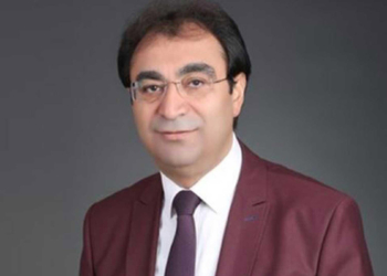 Sanık olduğu davaya cübbe ile katılan avukata uyarı