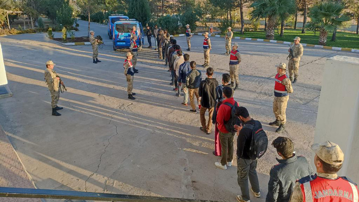 Şanlıurfa'da kamyonette 24 kaçak göçmen yakalandı