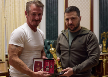Sean Penn, Zelenski'ye Oscar'ını hediye etti