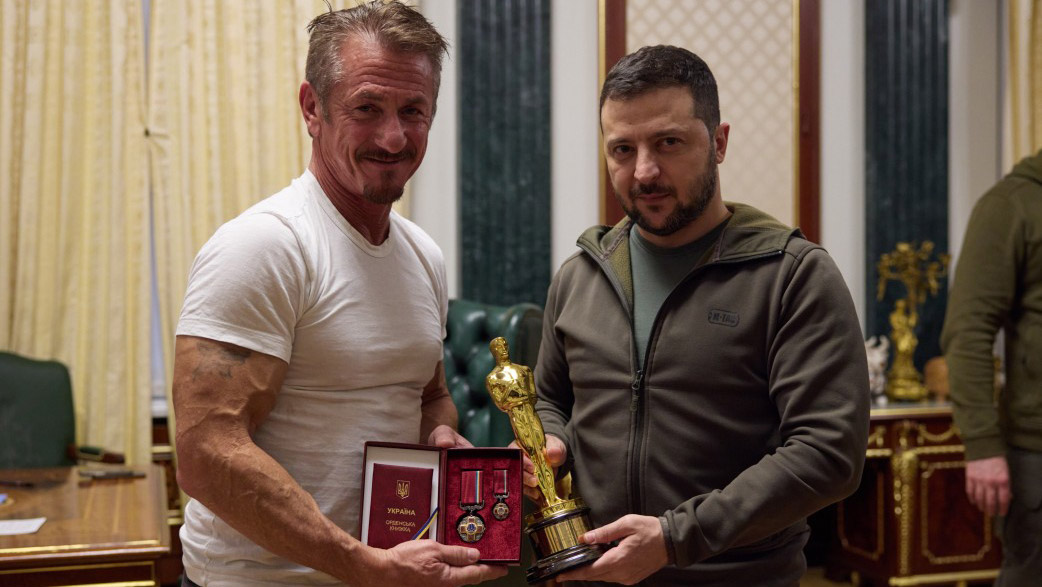 Sean Penn, Zelenski'ye Oscar'ını hediye etti