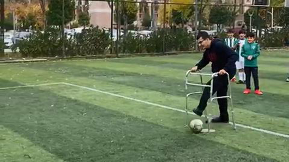 Serebral palsili Alperen'i duygulandıran goller