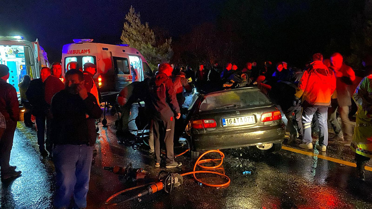 Şerit ihlali yapan otomobil kaza yaptı: 1 ölü, 5 yaralı