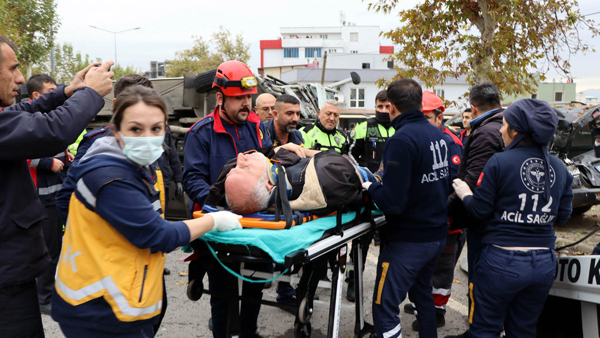 Servis midibüsü ile minibüs çarpıştı