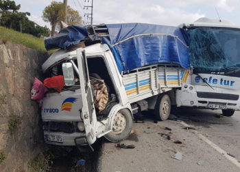 Servis midibüsü kamyonete çarptı: 4 yaralı
