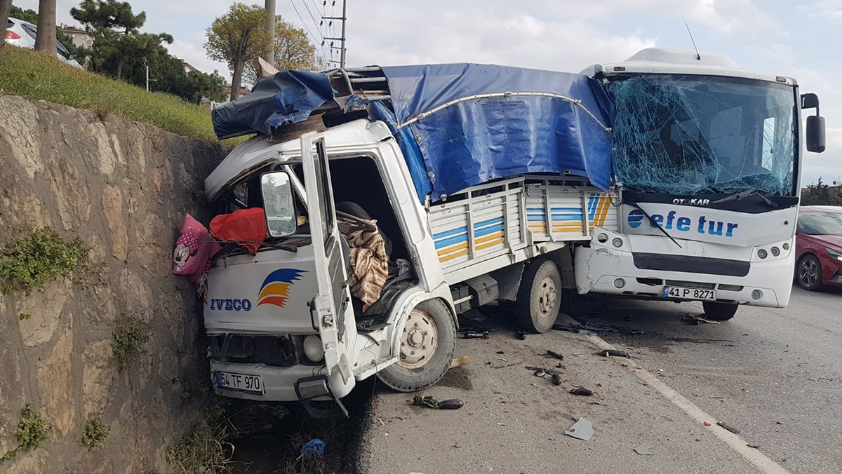 Servis midibüsü kamyonete çarptı: 4 yaralı