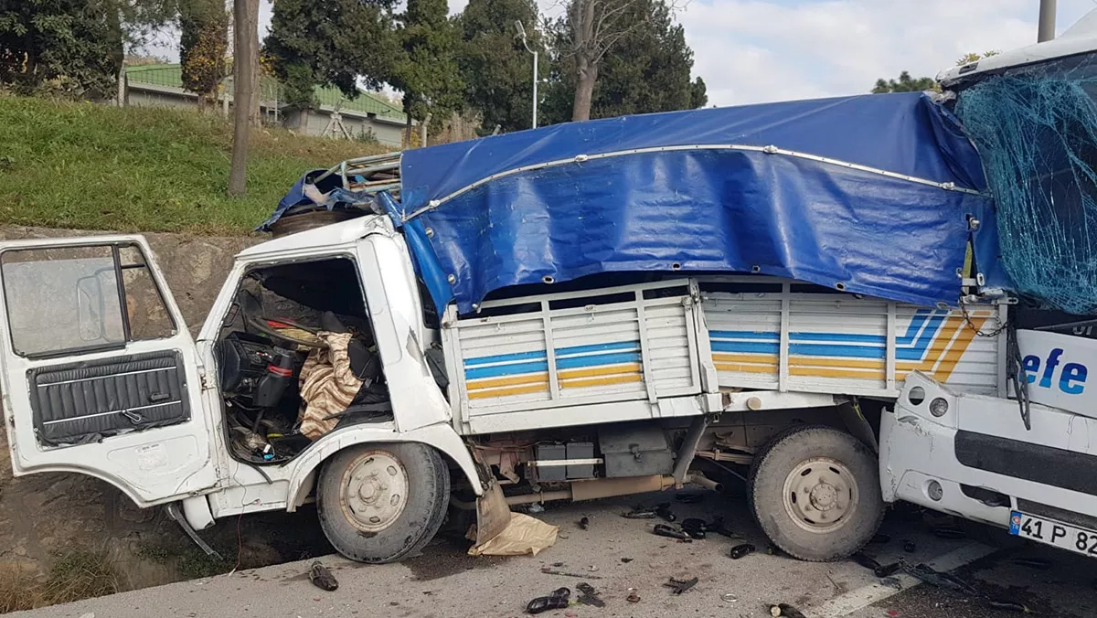 Servis midibusu kamyonete carpti d - yaşam - haberton