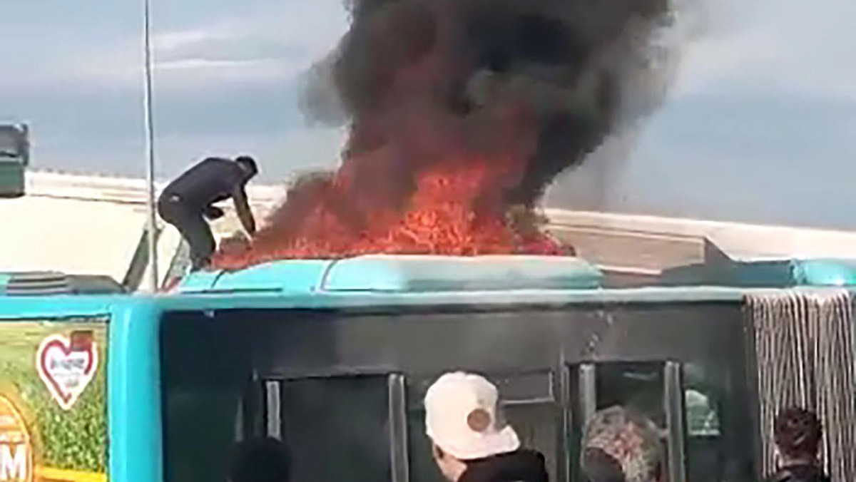 Seyir halindeki belediye otobüsü alev alev yandı