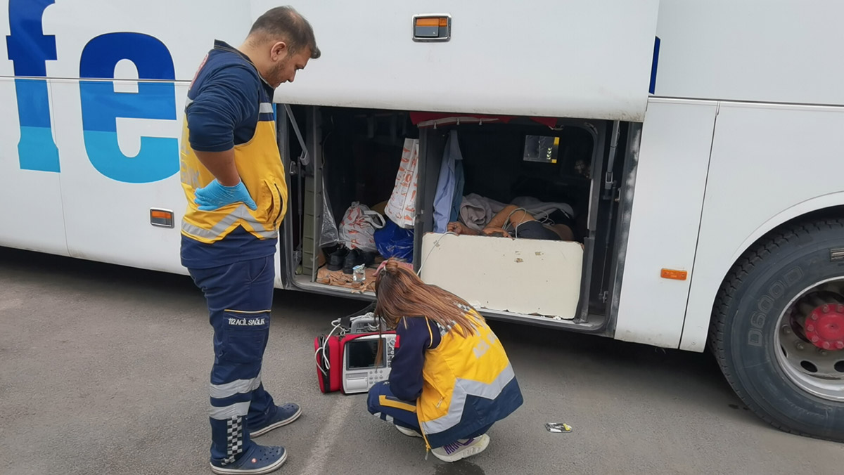 Şoför, otobüsün bagajında ölü bulundu