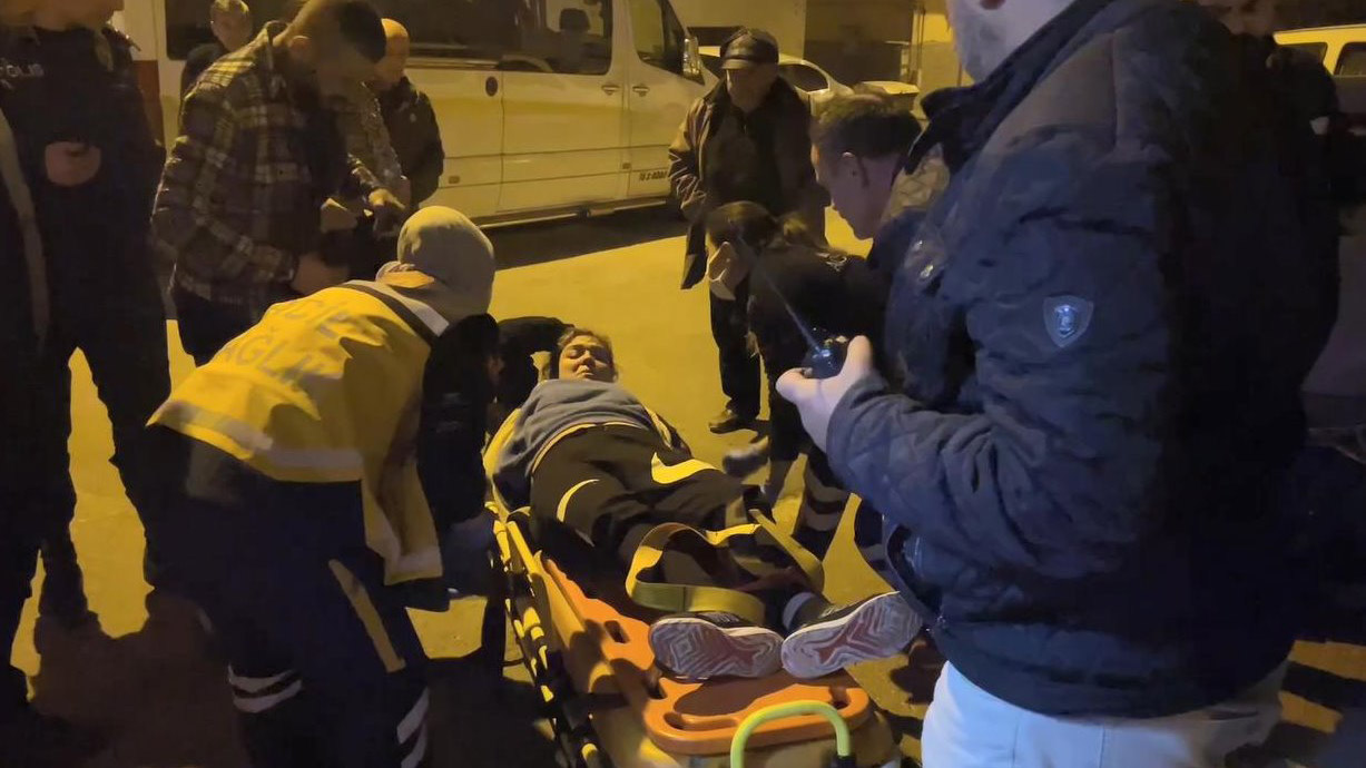 Sokakta tartıştığı kişilerce bacağından vuruldu