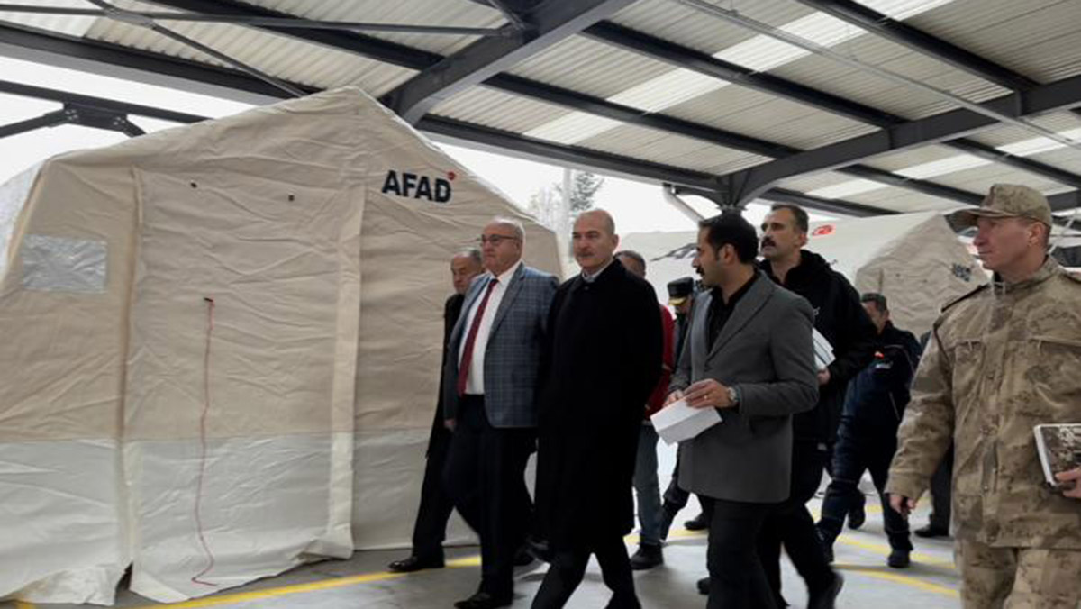 Soylu, çadır kentleri ziyaret etti