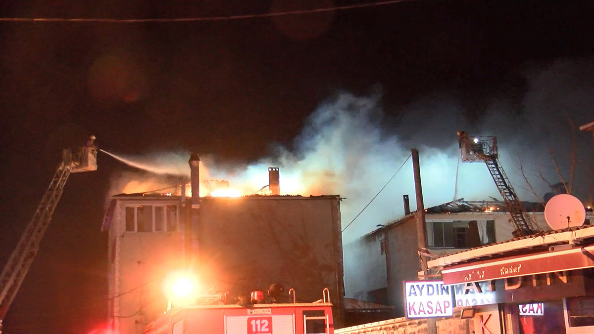 Sultanbeyli'de 3 binada yangın