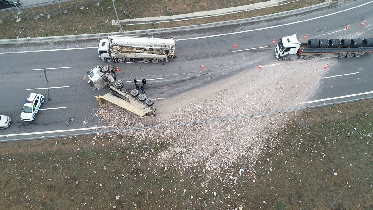 Sultangazi'de hafriyat kamyonu devrildi