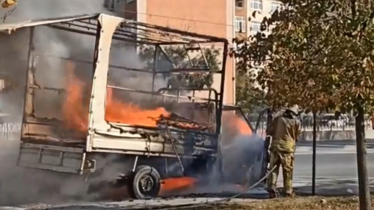 Sultangazi'de kamyonet alev alev yandı