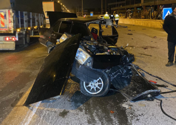TIR ile çarpışan otomobil ikiye bölündü: 3 yaralı