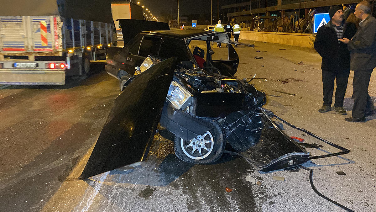 TIR ile çarpışan otomobil ikiye bölündü: 3 yaralı