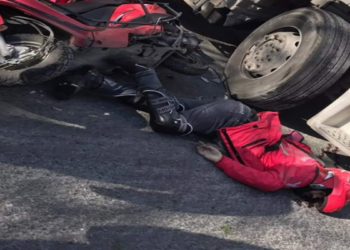 TIR'ın altında kalan motosikletli kurye öldü