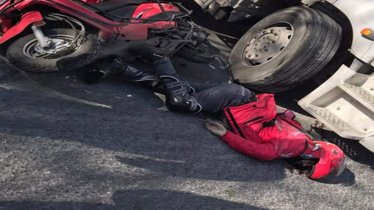 TIR'ın altında kalan motosikletli kurye öldü