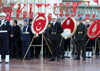 Taksim Meydanı'nda Atatürk'ü anma töreni
