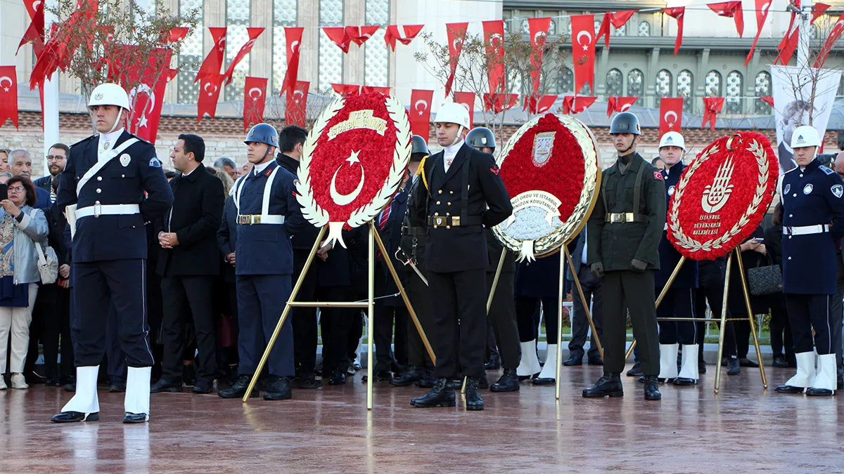 Taksim meydanı'nda atatürk'ü anma töreni