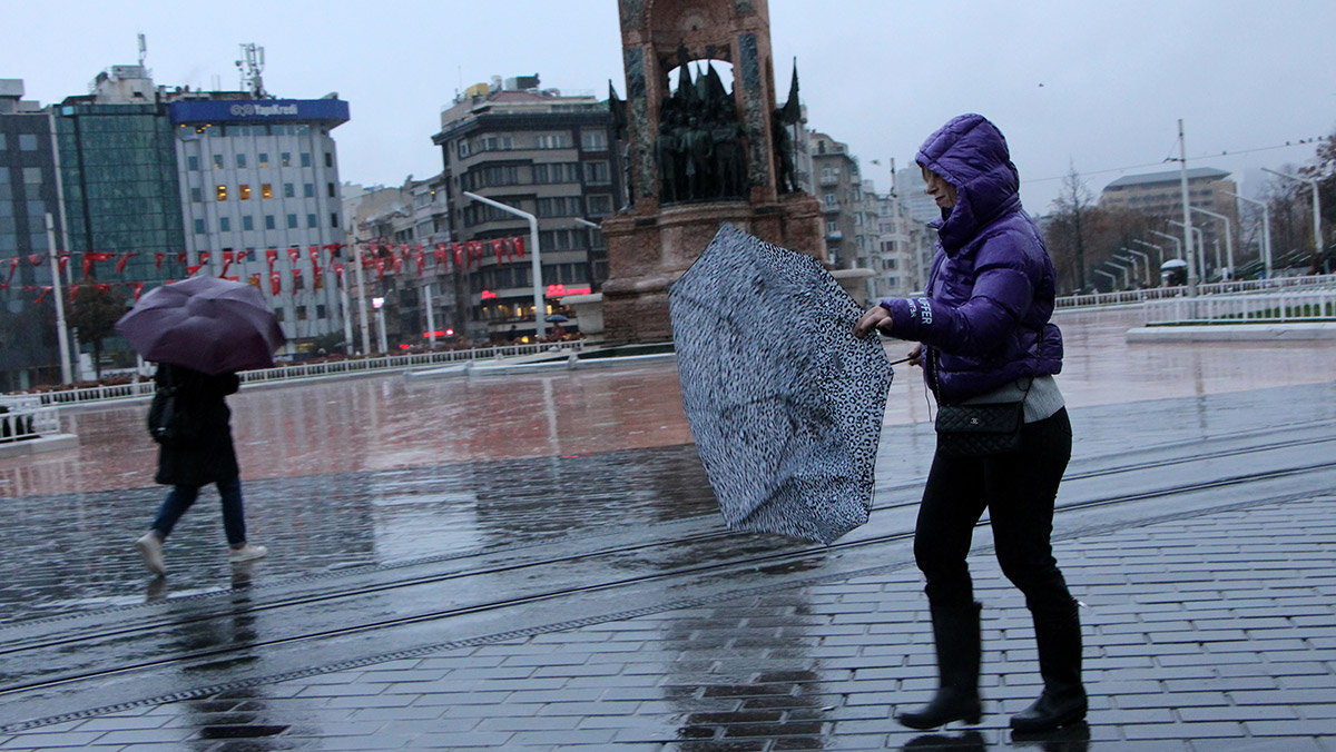 Taksim'de yağmur ve rüzgar zor anlar yaşattı