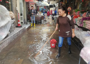 Tarihi Kemeraltı Çarşısı'nda su baskını
